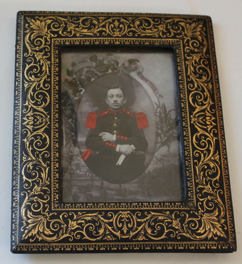 Cadre Napol�on III en cuir avec rehauts dor�s
verre bomb�, 100 Issy-les-Moulineaux (92)