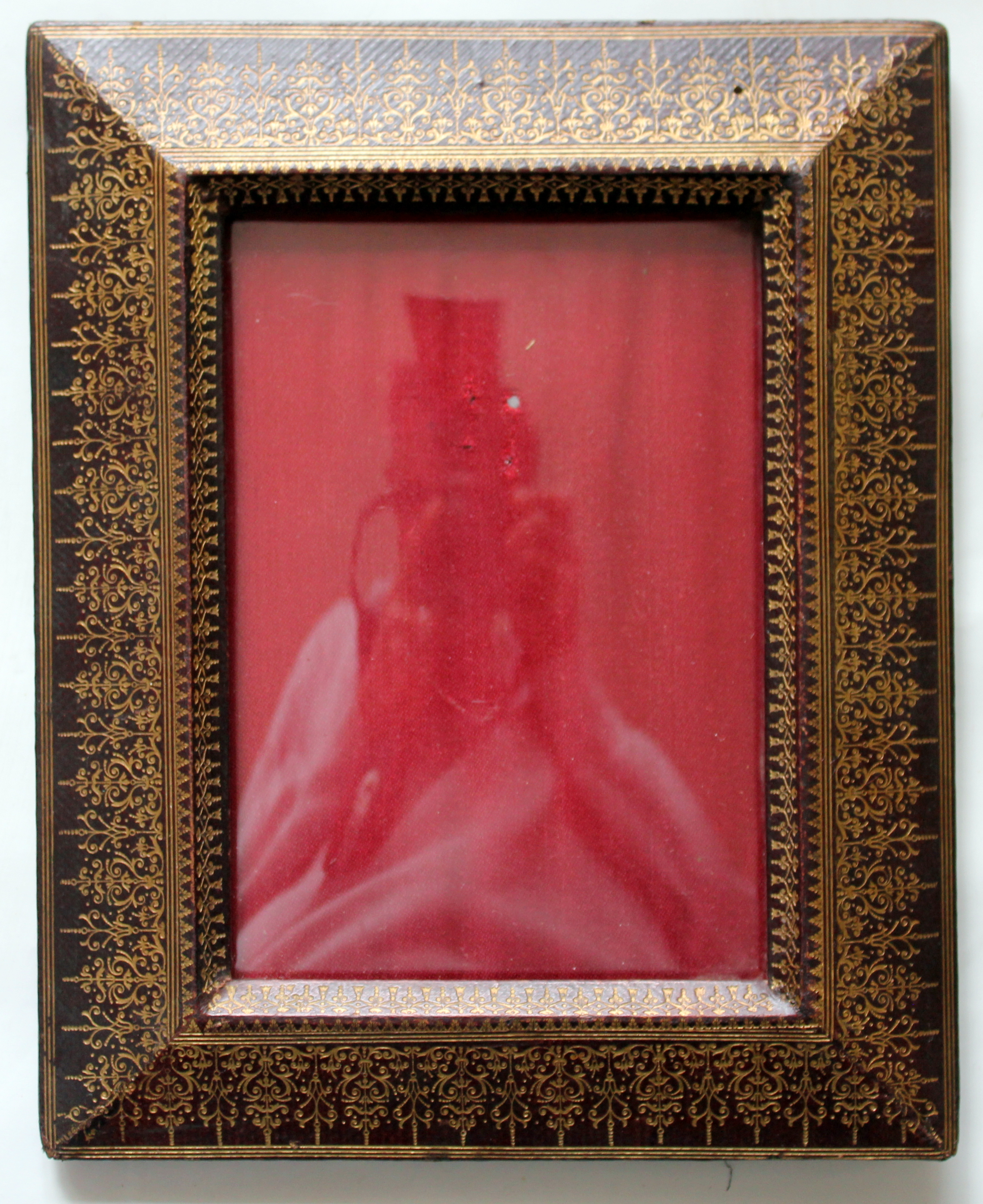 Cadre Napol�on III cuir marron rehauts dor�s, verre bomb� 80 Issy-les-Moulineaux (92)