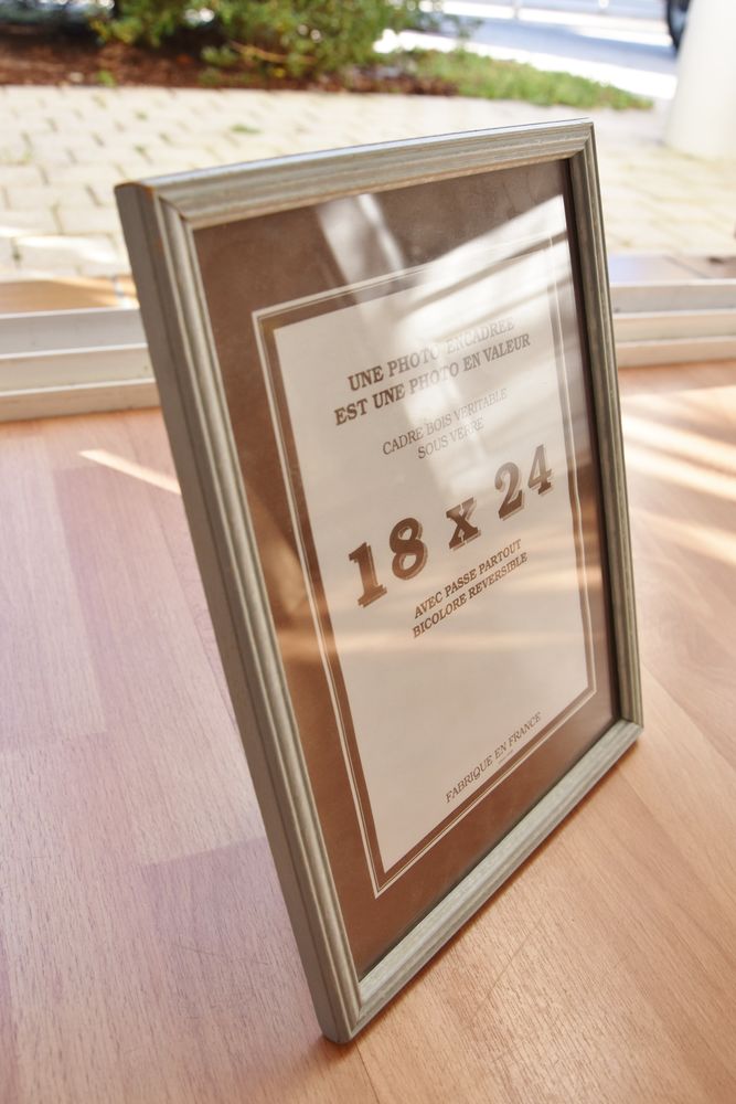 Cadre photo en bois bleu clair. 25.5 cm x 19.7 cm. Tbe 5 Gujan-Mestras (33)