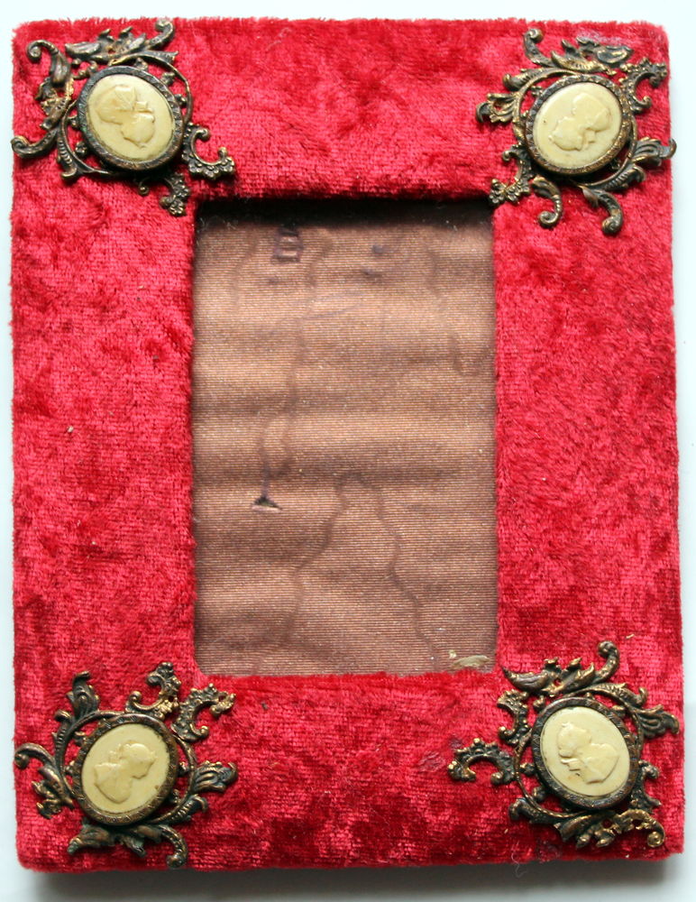 Cadre photo Napoléon III velours rouge avec camées 
magnifiq 45 Issy-les-Moulineaux (92)