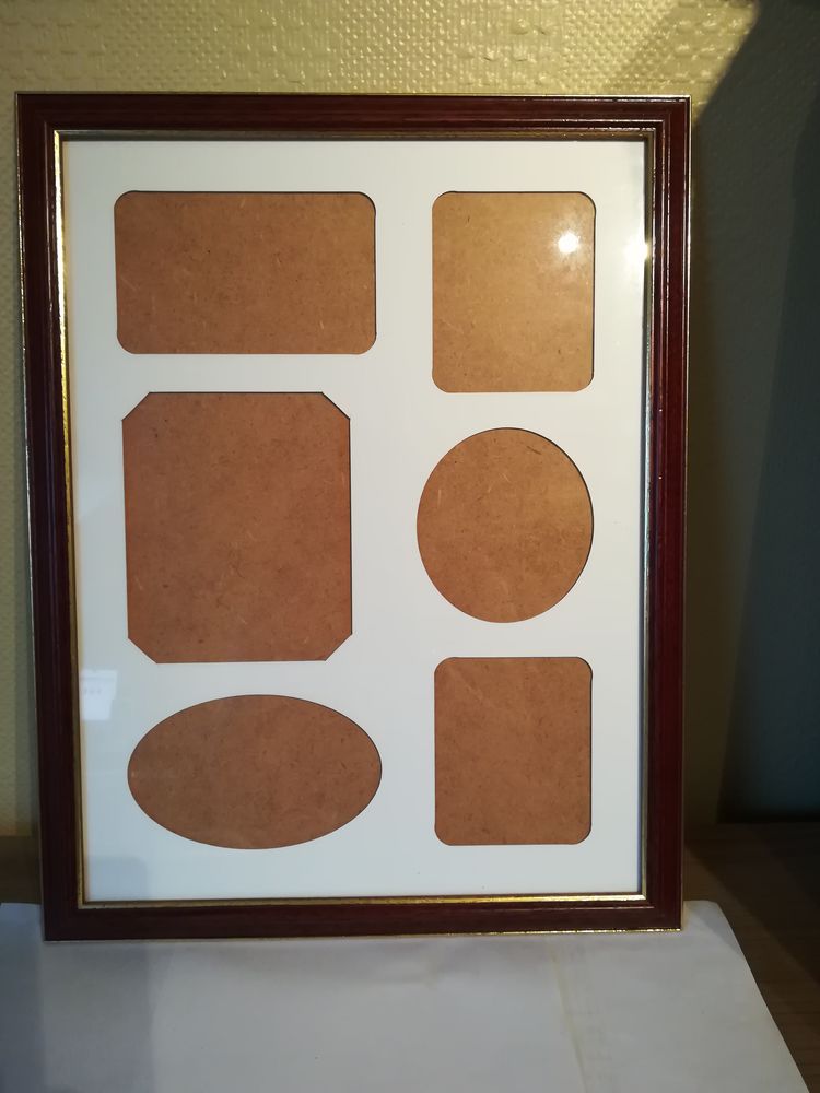 CADRE PHOTOS / PELE MELE/ CADRE BOIS/ LISERES DORES
0 Mouvaux (59)