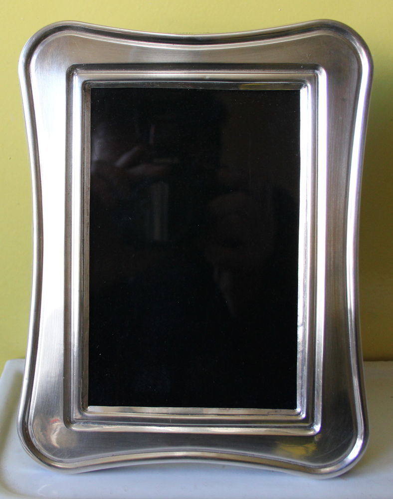 Cadre � poser en argent sterling repouss� sur fond velours n 100 Issy-les-Moulineaux (92)