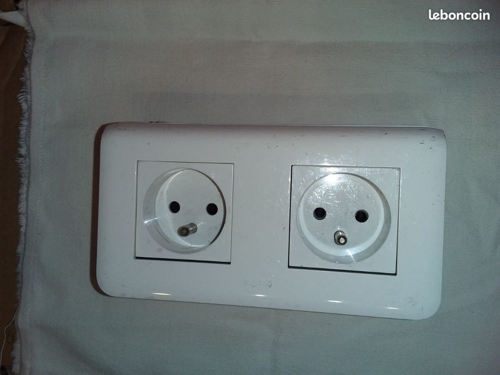 Cadre saillie horizontal  Mosaic  - Legrand avec 2PC 2P+T i 14 Serres-Castet (64)