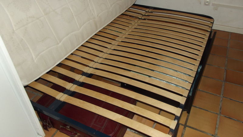 Cadre lit sommier avec Matelas 160 x 200 tr�s peu servi 250 Houdetot (76)
