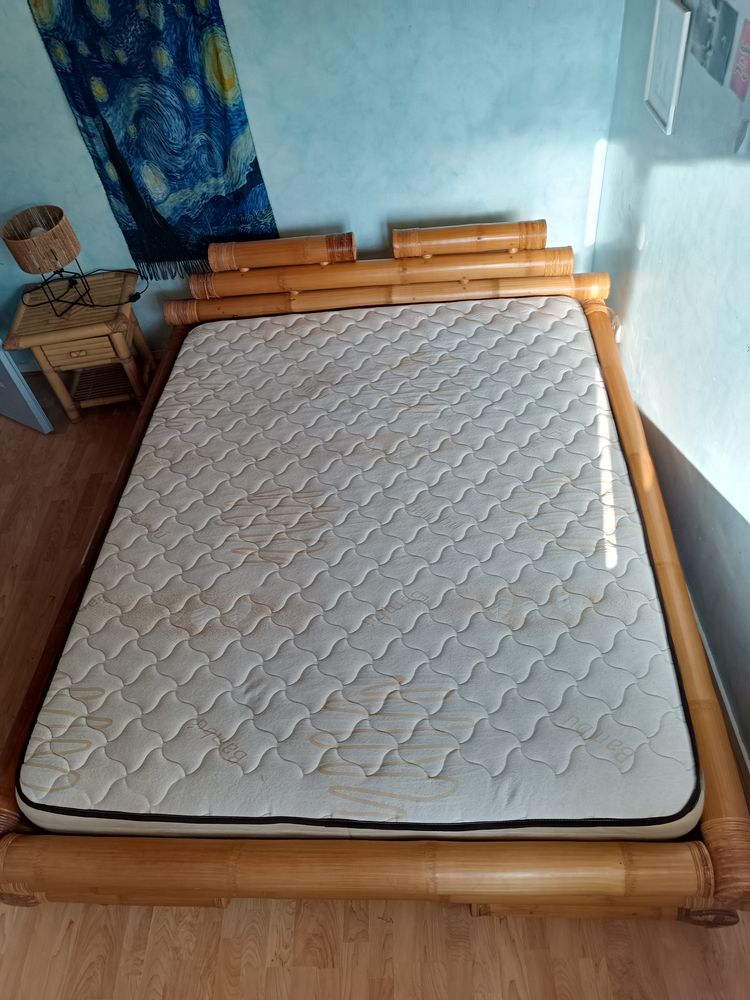 Cadre + sommier + table de chevet + matelas + lampe 500 Saint-Gilles-Croix-de-Vie (85)