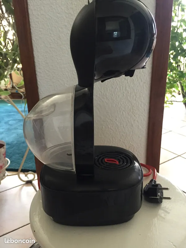 Cafeti�re Dolce Gusto  noire.  marque  KRUPS  + 24 capsules 30 Villeurbanne (69)