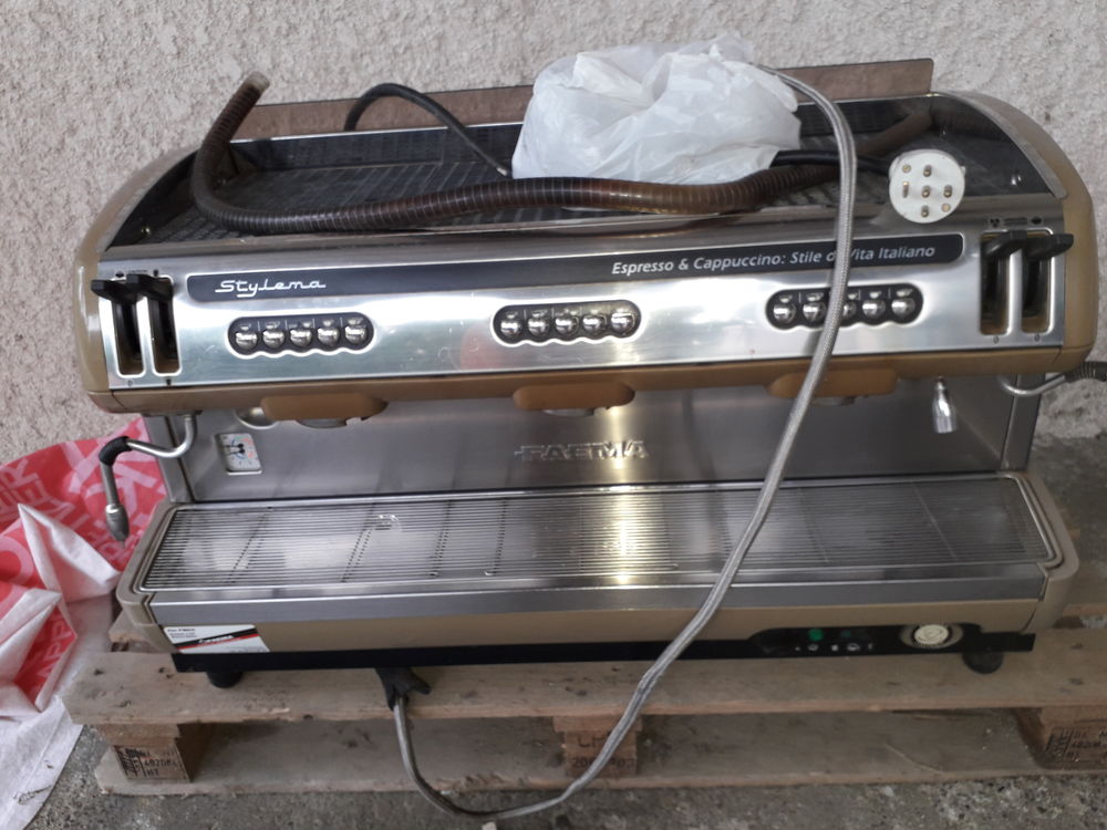 cafeti�re de bar fonctionne au 380 Volts 200 Cast�tis (64)
