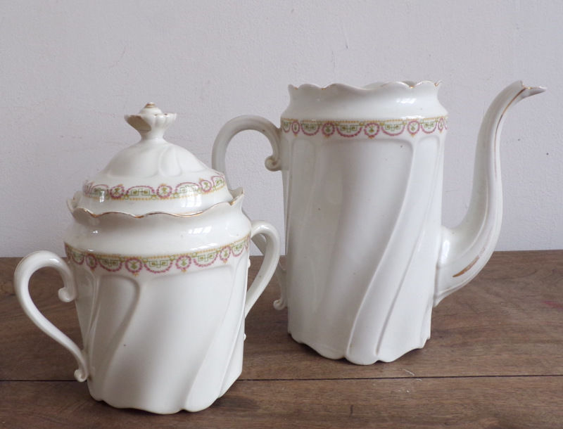 Cafeti�re en porcelaine blanche frise g�om�trique 6 Laval (53)