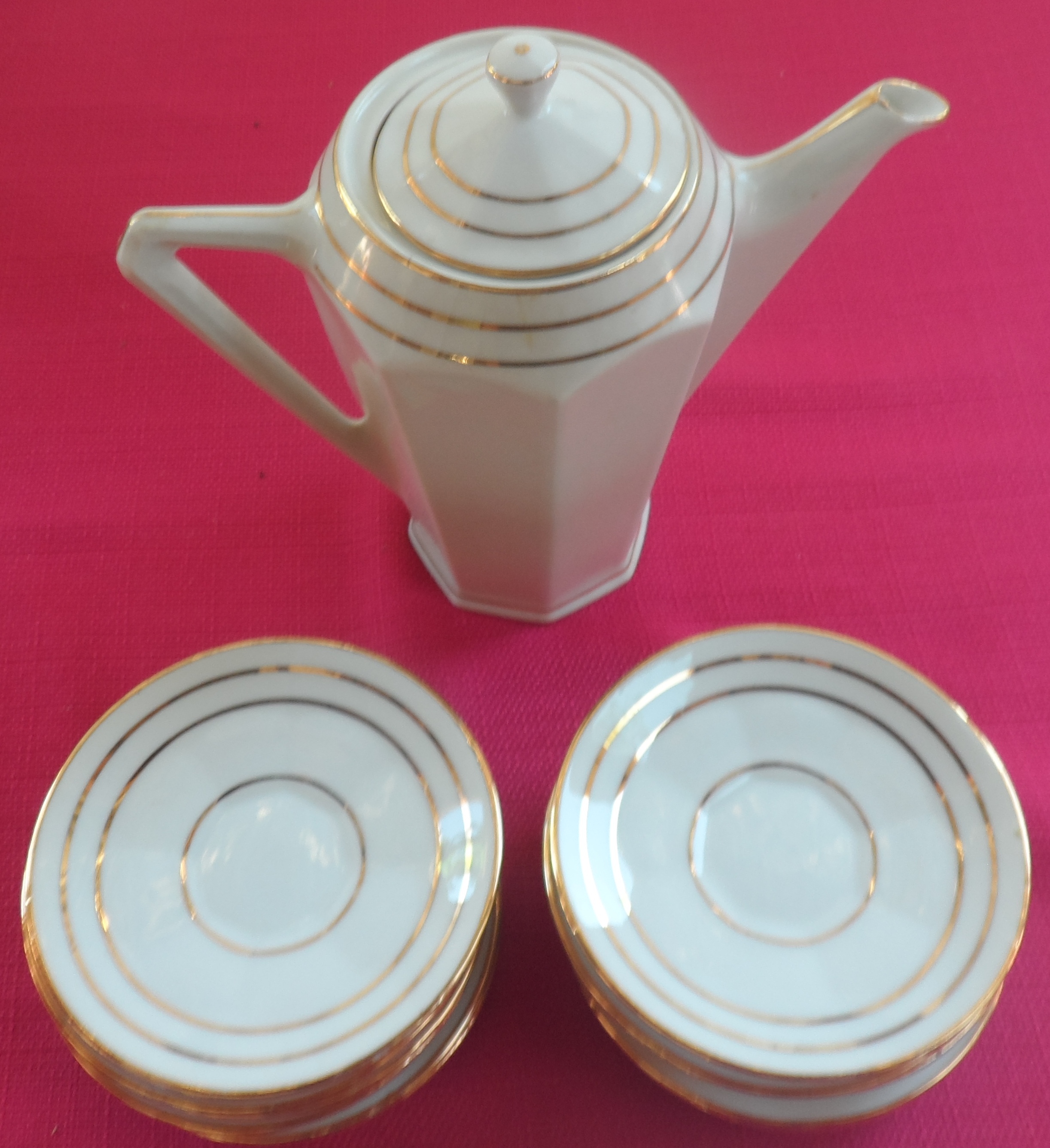 1 cafeti�re et 12 sous-coupes neuves de belle qualit�
25 Castries (34)