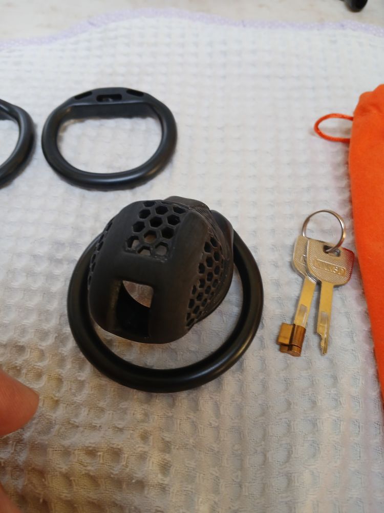 cage de chastet� en r�sine de couleur noire 25 Istres (13)