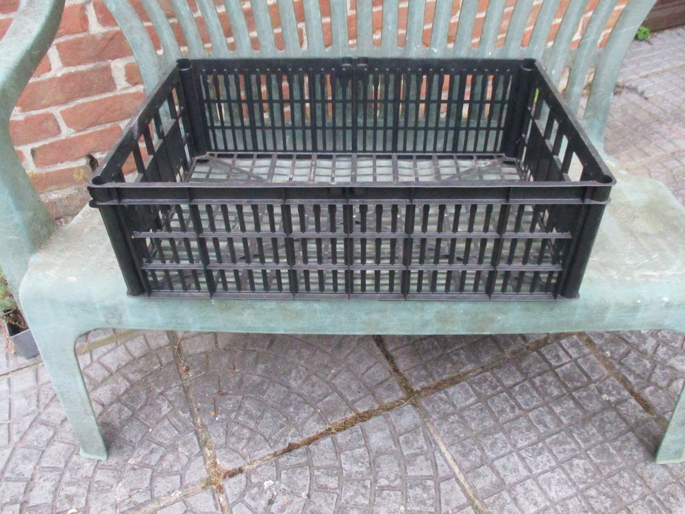 4 cagettes empilables en plastiques noires longueur : 60 cm 3 M�rignies (59)