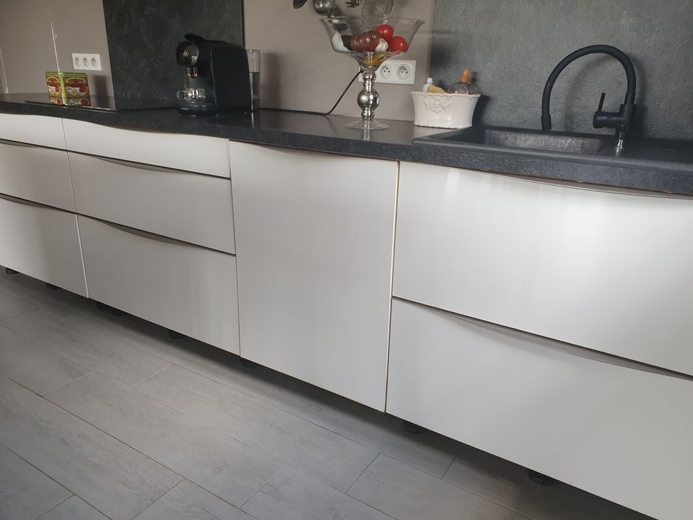  A CAHORS Cuisine laqu�s blancs.8 tiroirs .plaque induction 750 Cahors (46)