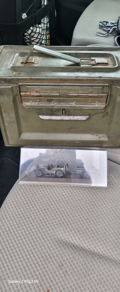 CAISSE MILITAIRE    US
MINIATURE JEEP + REMORQUE OFFERTE 45 Normanville (27)