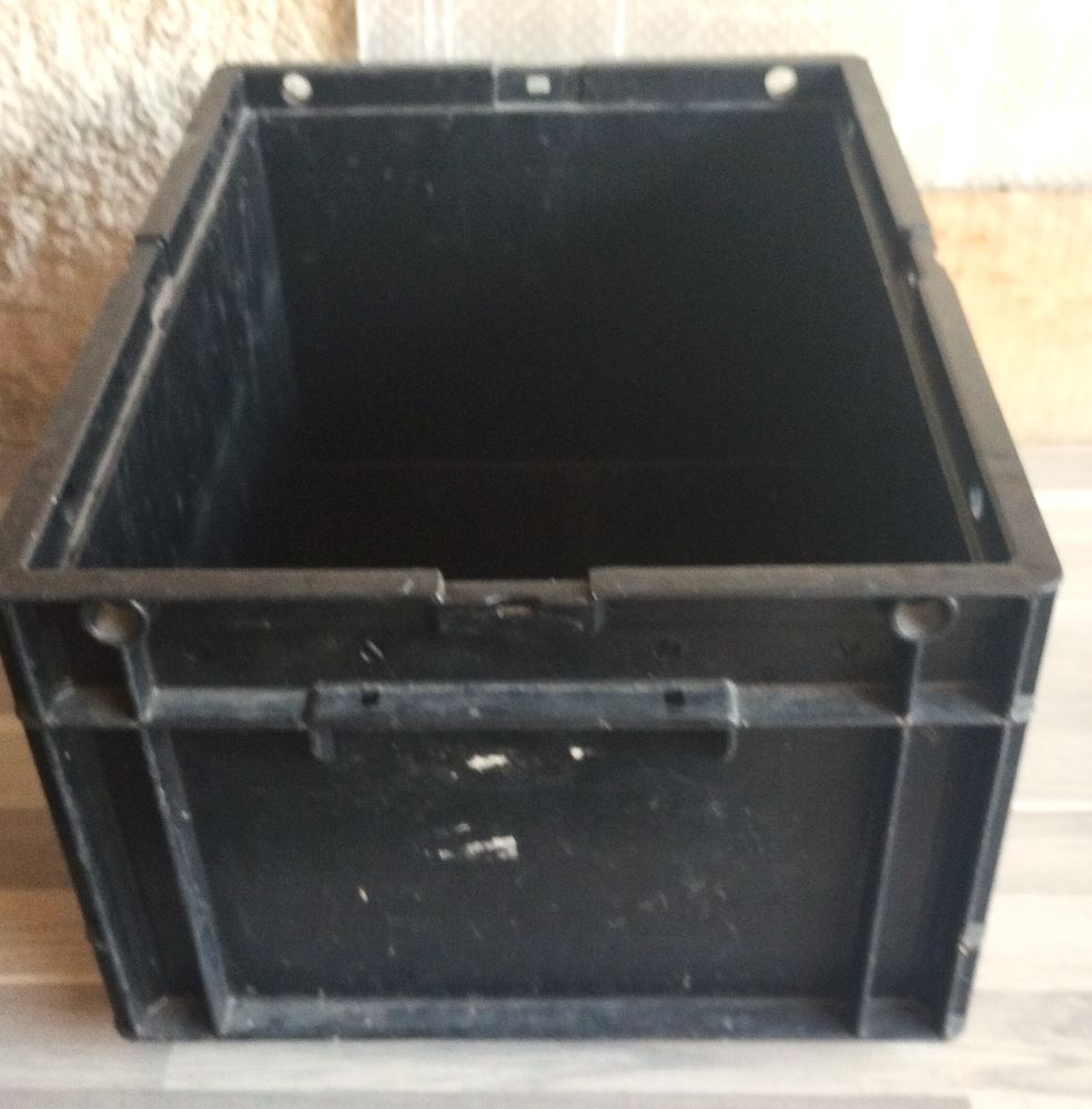 Caisse Noire empilable en plastique ultra-r�sistan 8 Ifs (14)