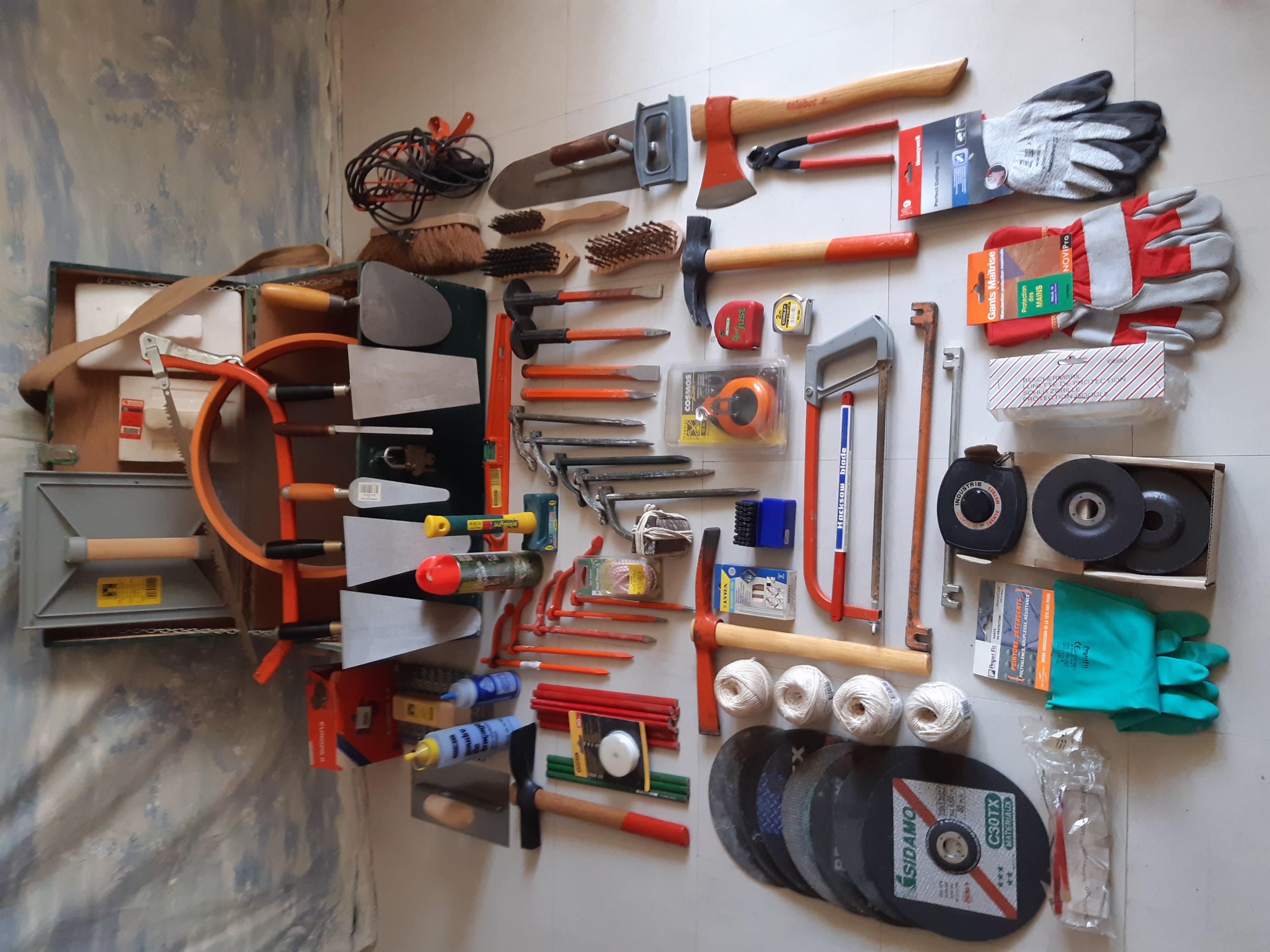 Caisse de Pro de 64 outillages neufs pour le Batiment 390 Aix-en-Provence (13)