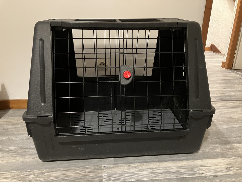 Caisse de transport noire avec porte grillag�e 40 Valence (26)