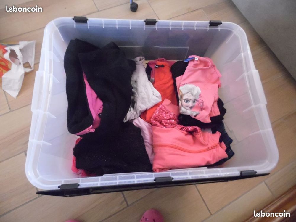 Caisse de v�tement fille de 5 ans 0.5 Cognac-la-For�t (87)