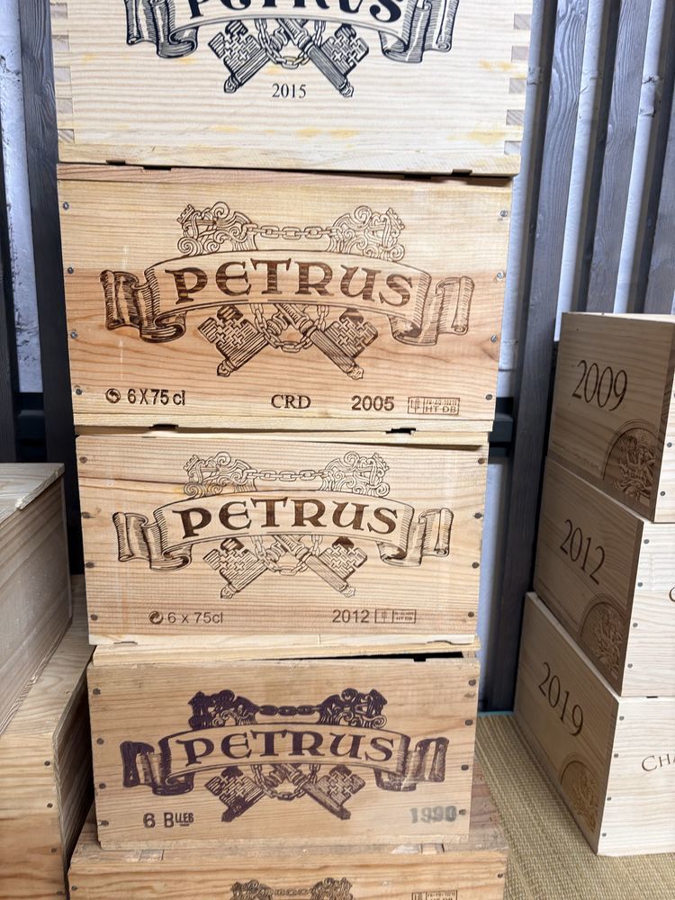 caisses de vin Petrus vide pour collectionneurs 120 Civrac-de-Blaye (33)