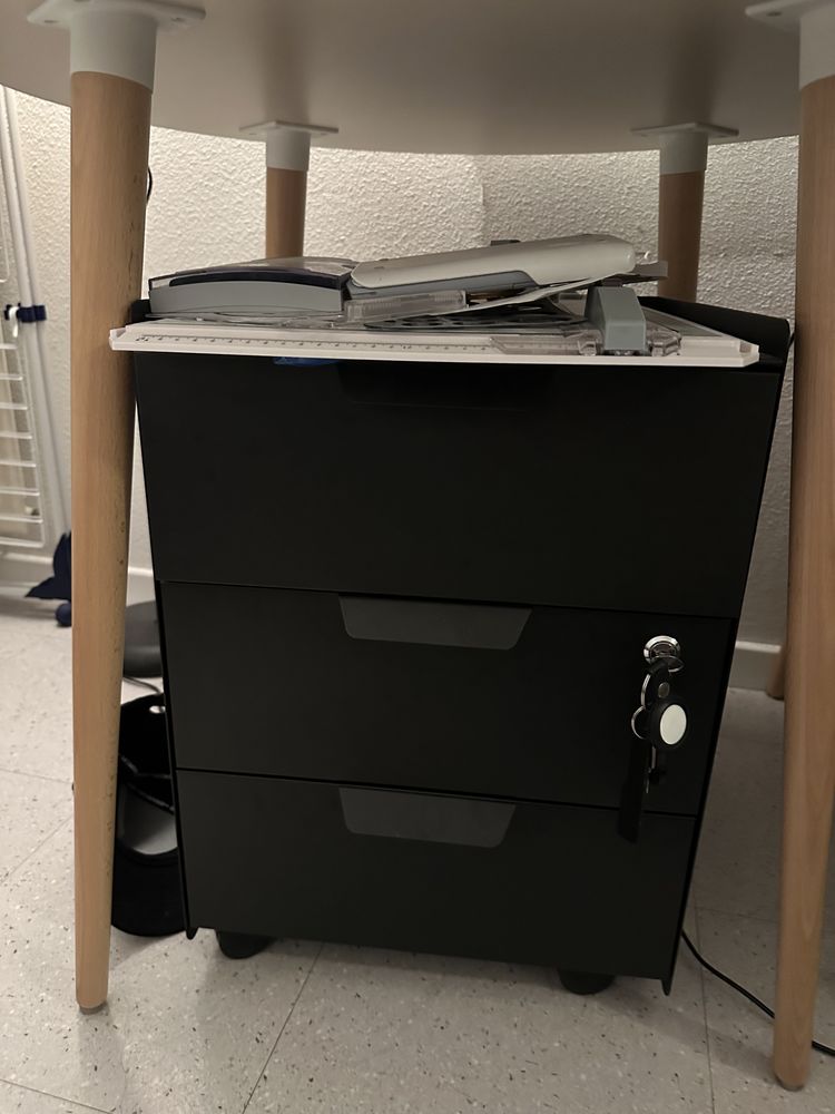 Caisson de bureau noir en m�tal avec fermeture � clef. 50 Cachan (94)