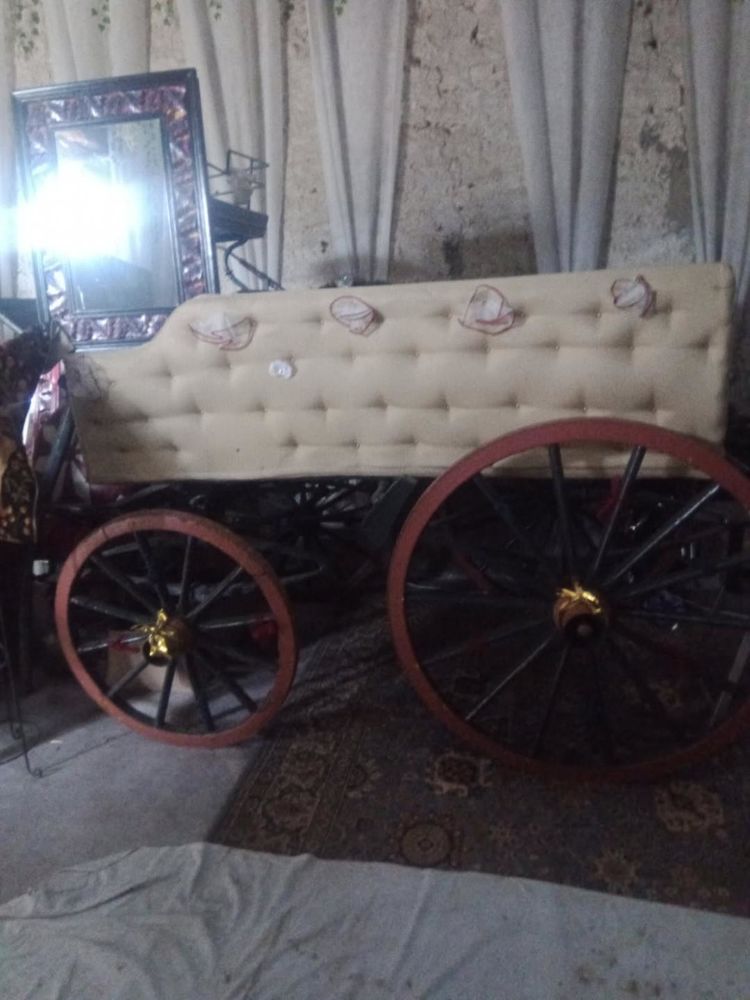 cal�che hupeau 4 a 8 places et une de trois places faire px 3000 Saran (45)