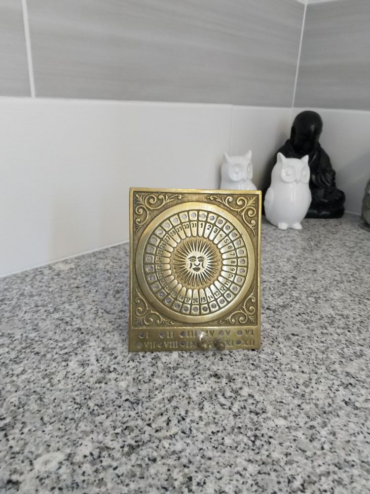 Calendrier perp�tuel en laiton
45 Melun (77)