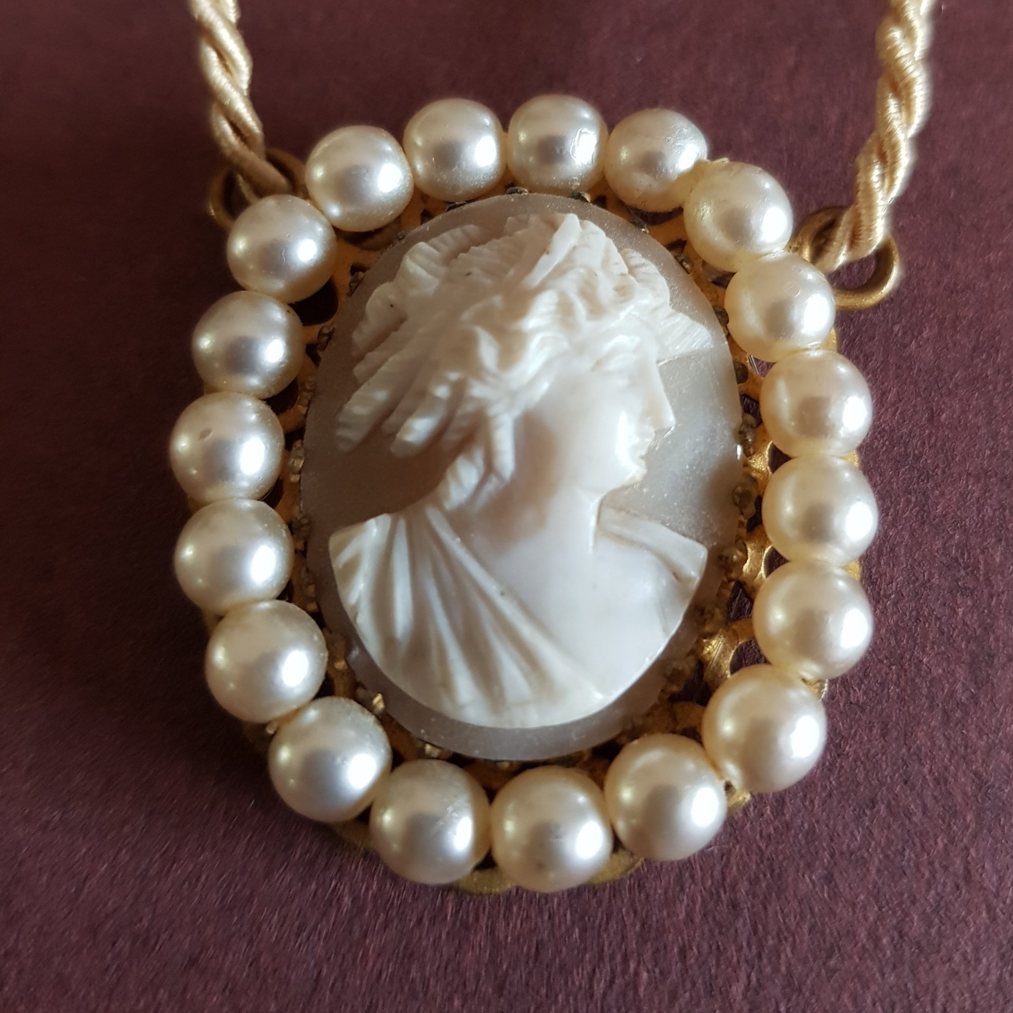 CAM�E ancien fin 19�me si�cle, orn� de perles tout autour. 80 Antibes (06)