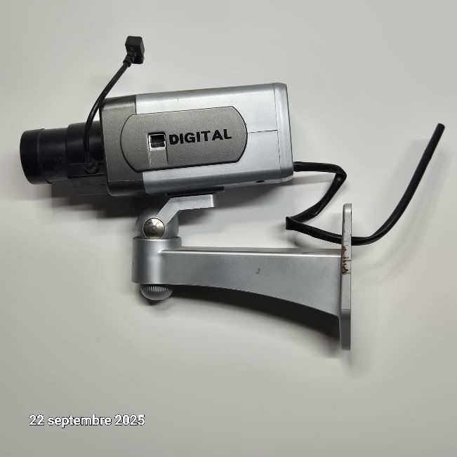 Cam�ra factice format box avec objectif, elle imite une cam� 3 Saumur (49)