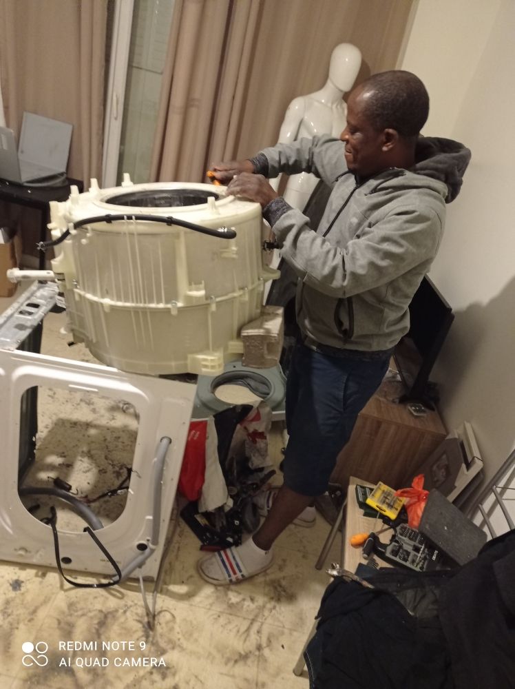 Cameroun Africa , r�paration machines � laver s�che linge 1 Le Blanc-Mesnil (93)