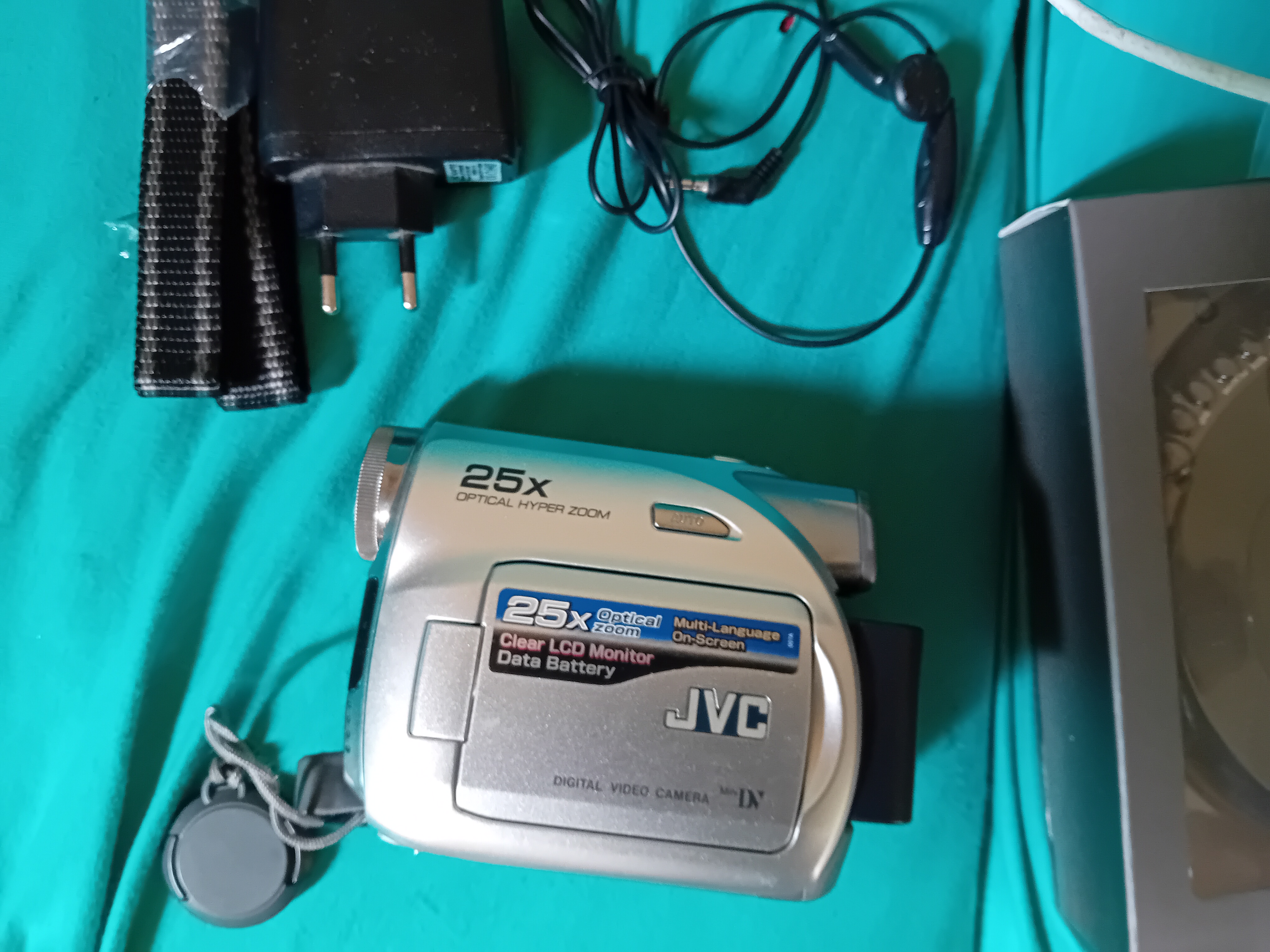 Cam�scope num�rique GR-D328EF avec  baladeur CD A PILS JVC 125 Montreuil (93)