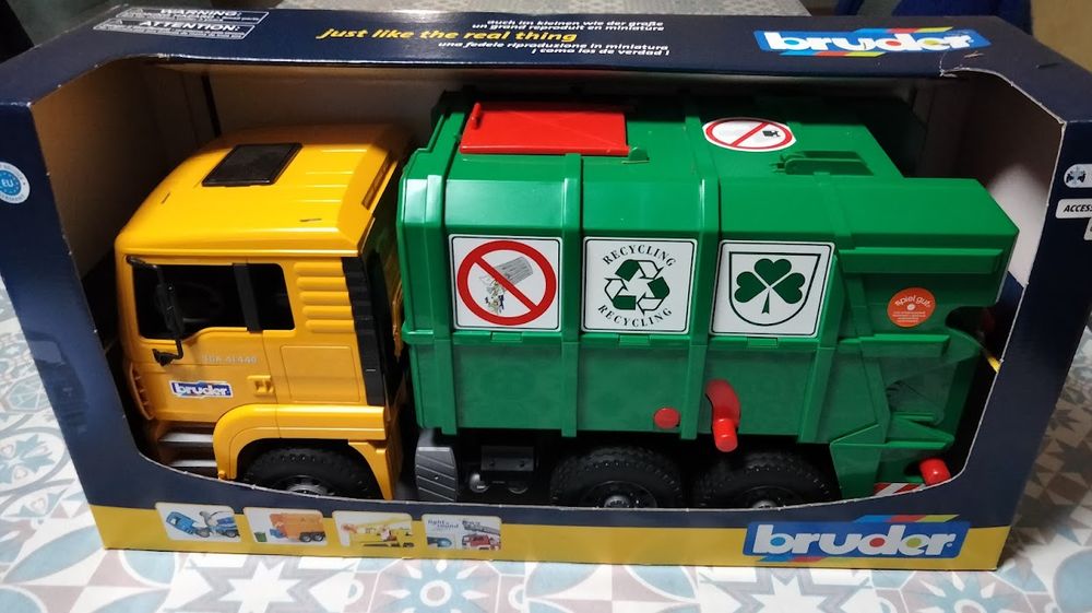 camion collecteur de d�chets m�nagers 
marque :bruder
10 Vaux-sur-Mer (17)