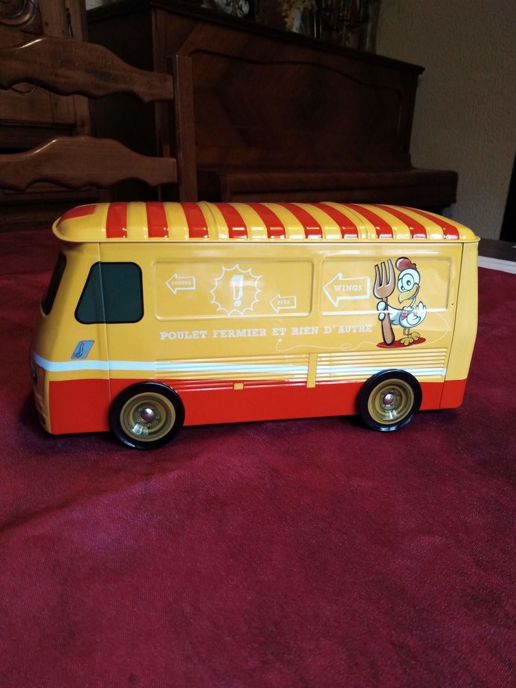 Camion peugeot J7 jaune 15 Avermes (03)