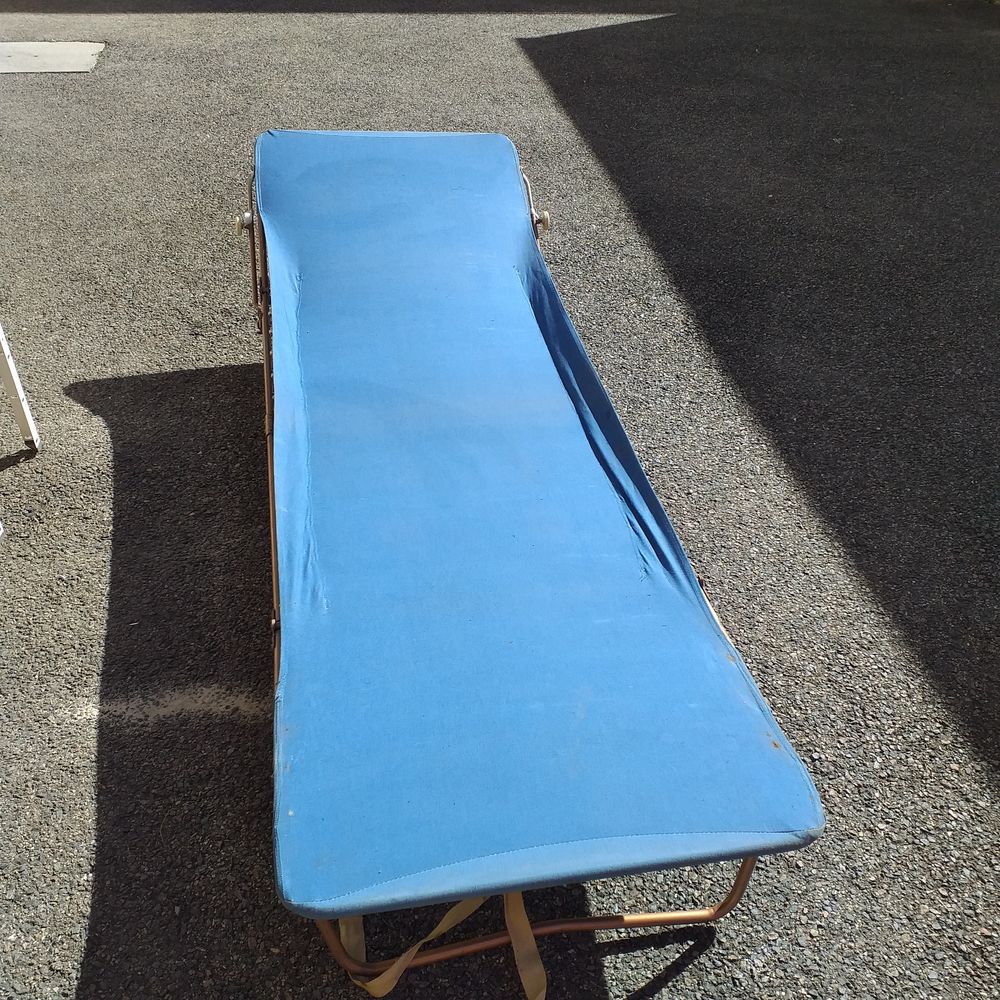 Lit de camp bleu  LAMA  25 Villars (42)