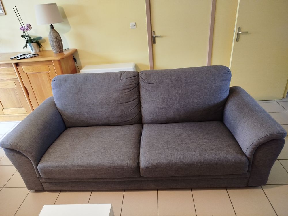 Canap� 3places en tissu.
Longueur 220 largeur 90 140 Cappelle-Brouck (59)