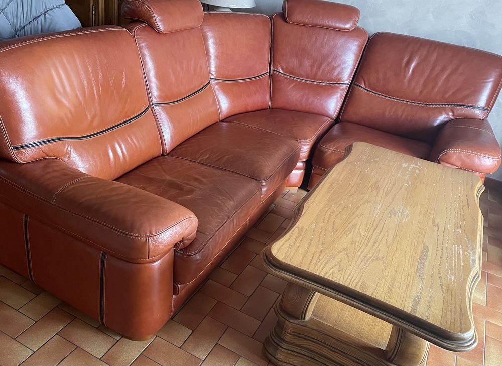 canap� d'angle couleur bordeaux bon �tat et table bass 150 Arras (62)