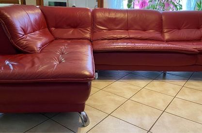 Canap� d'angle cuir bordeaux 
350 Camp�n�ac (56)