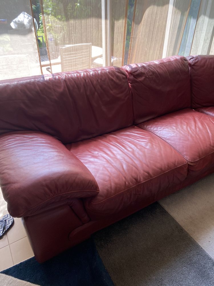 Canap� d angle cuir center . Rouge /bordeaux en cuir , 6pers 200 Orleans (45)