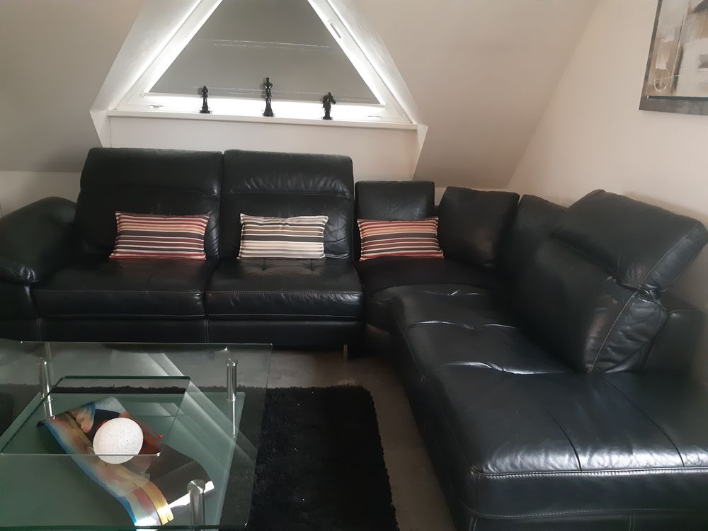 Canap� d'angle en cuir noir. coussin offert 0 Saessolsheim (67)