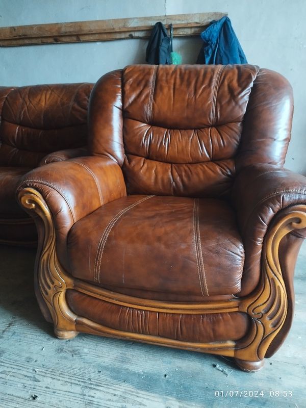 Canap� d'angle en cuir 5/6 places et son fauteuil 300 Septfonds (82)