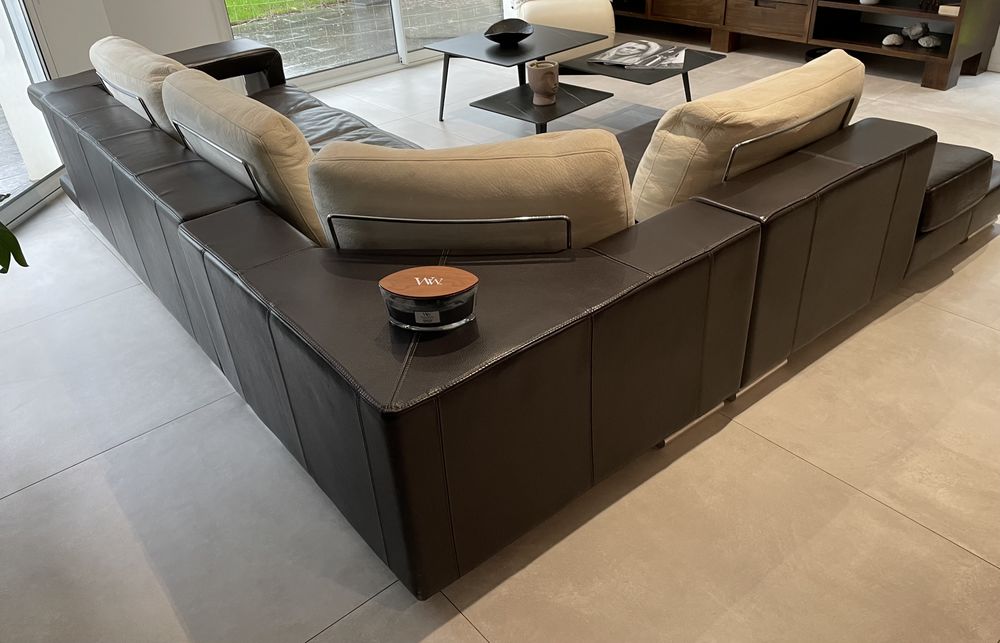 Canap� angle en cuir chocolat .
300 La Roche-sur-Yon (85)