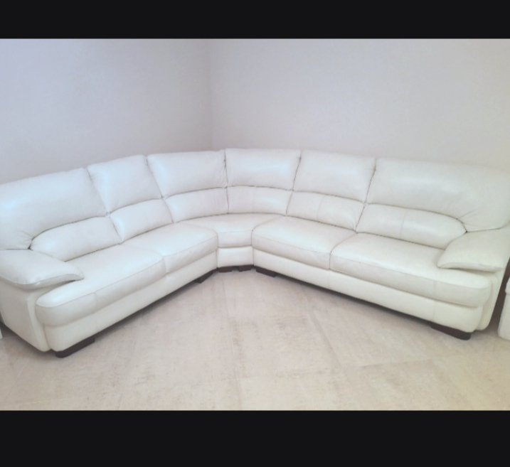 Canap� d'angle en cuir beige, achet� chez Salon Center 2800� 0 Chennevieres Sur Marne (94)