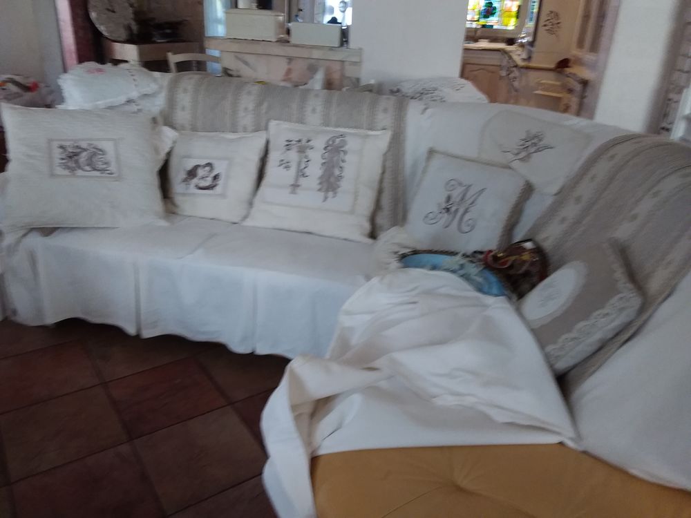 CANAPE ANGLE PEU SERVI CUIR ET HOUSSE EXELLENT ETAT 250 J�lons (51)