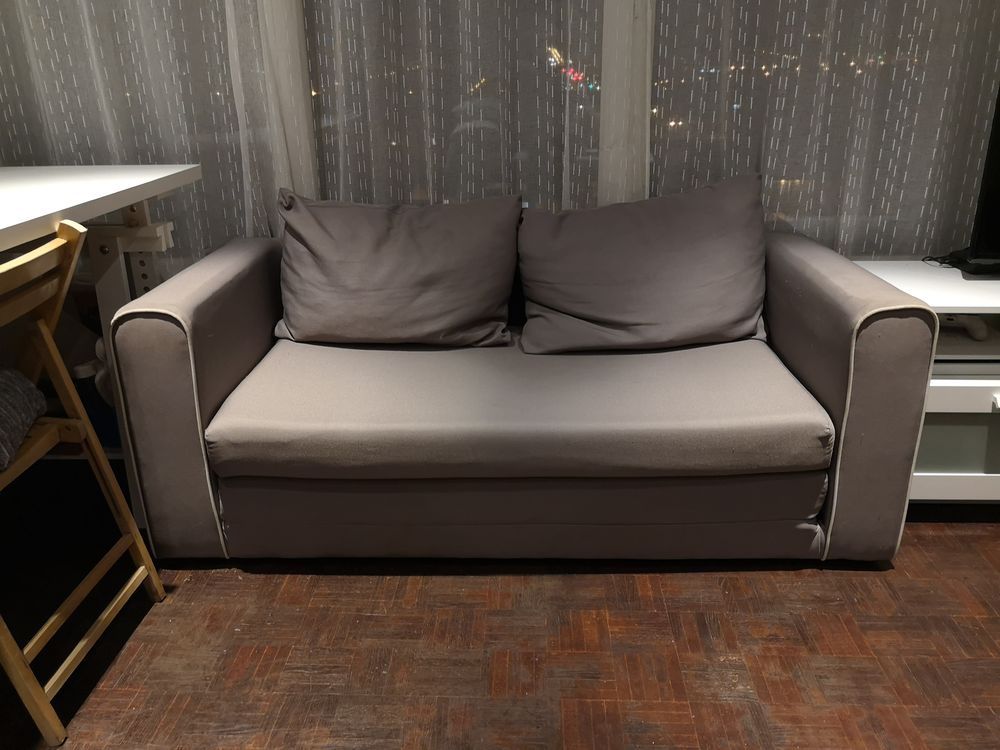 Canap� d'appoint deux places gris.
50 Livry-Gargan (93)