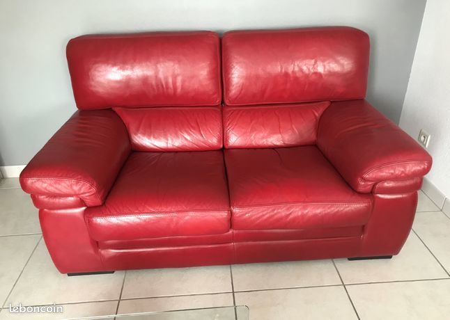 Canape avec 2 fauteuils en cuir rouge. 250 Coëx (85)