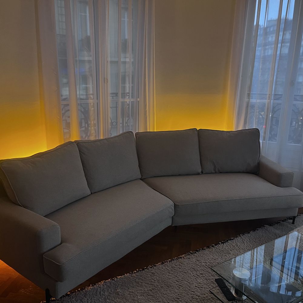 Canap� beige 4 places de l enseigne Miliboo 890 Paris 8 (75)