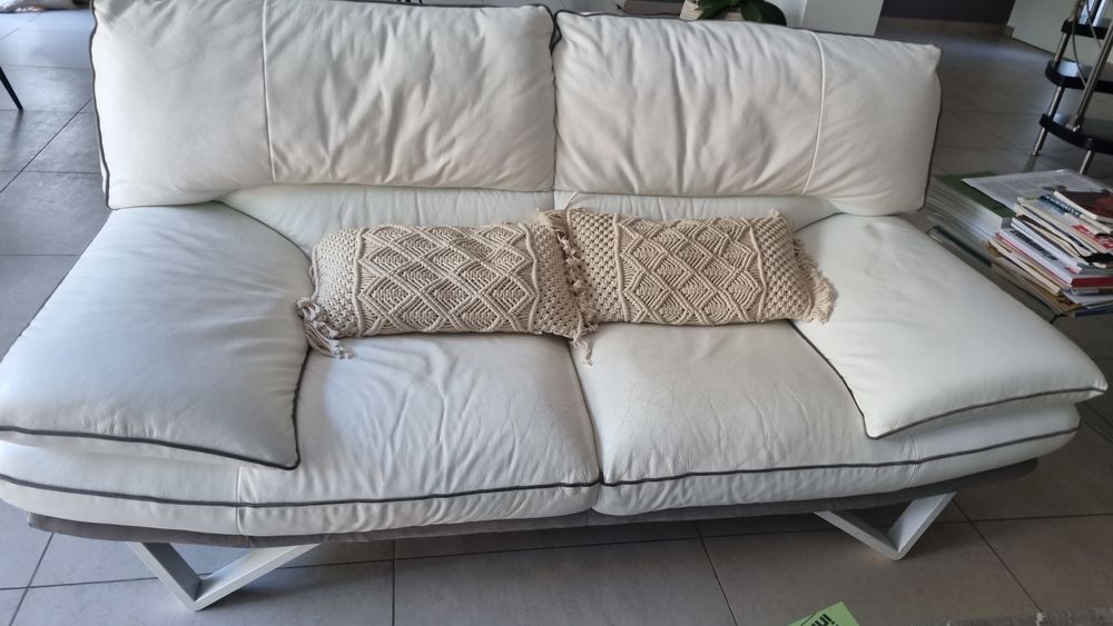 canap� blanc en cuire. tr�s bon �tat. 230 Montpellier (34)