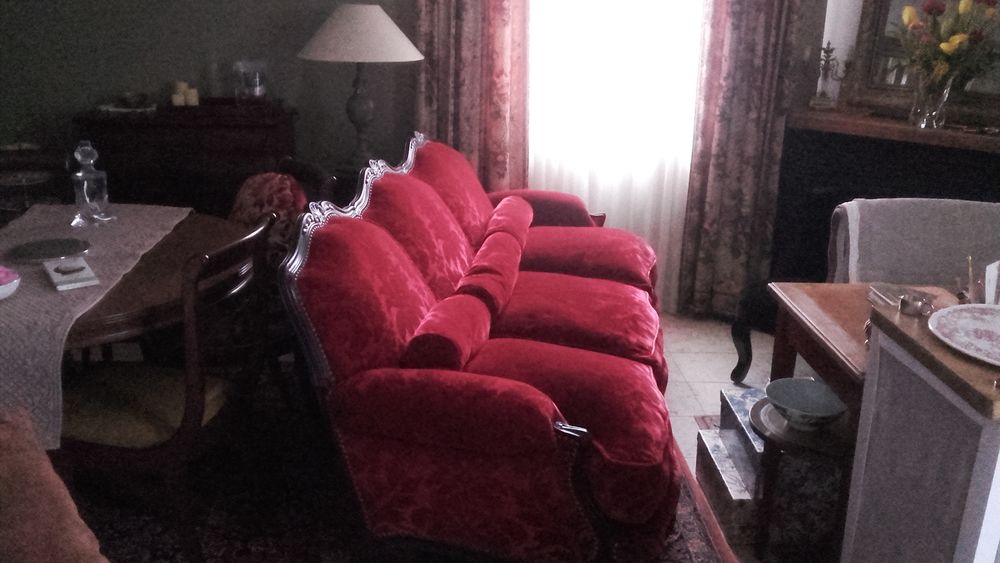 Canap� en bois noir de style
coussins en tissu rouge fonc�. 150 Vieux-Moulin (60)