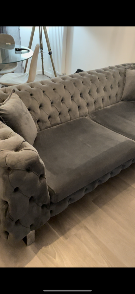 Canap� capitonn� 4 place gris 700 Drancy (93)