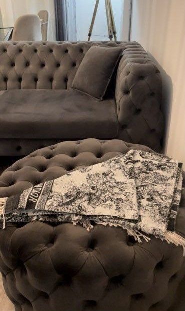 Canap� capitonn� 4 places + Pouff 80 cm
1100 Drancy (93)