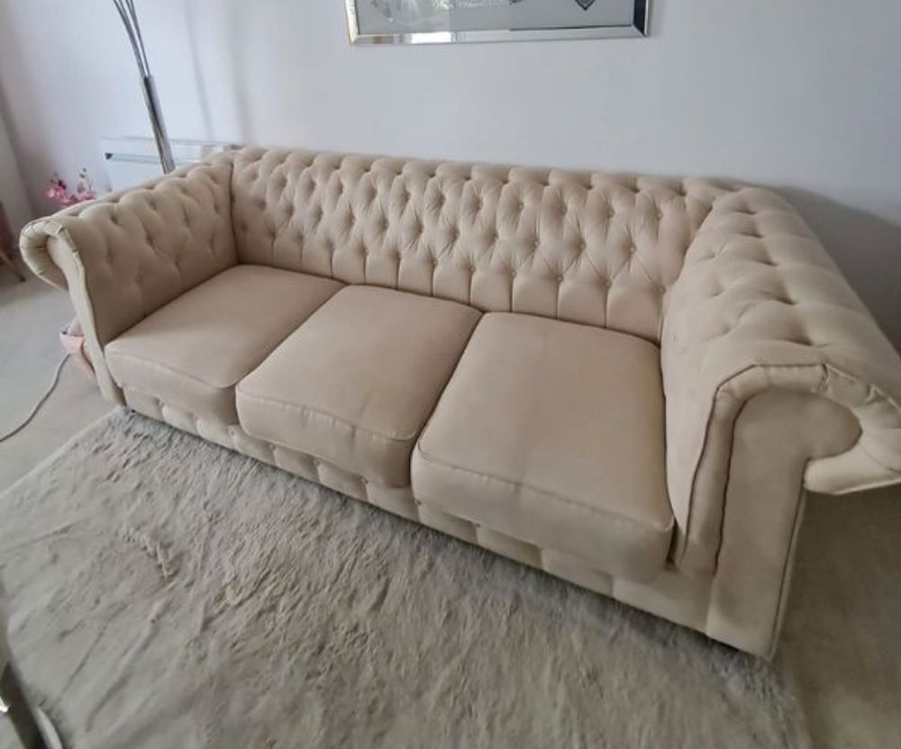 Canap� capitonn� en velours beige 300 Noisy-le-Grand (93)