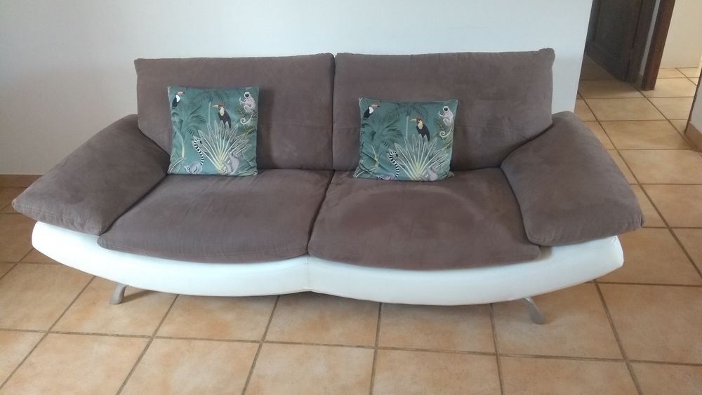 Canap�  Ch�teau d' Ax , fixe 3 places 150 Castries (34)